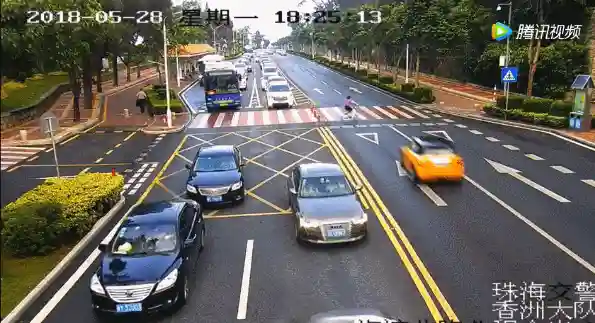 香港女司机在珠海飙车，路人被撞飞十几米，头着地满脑鲜血！